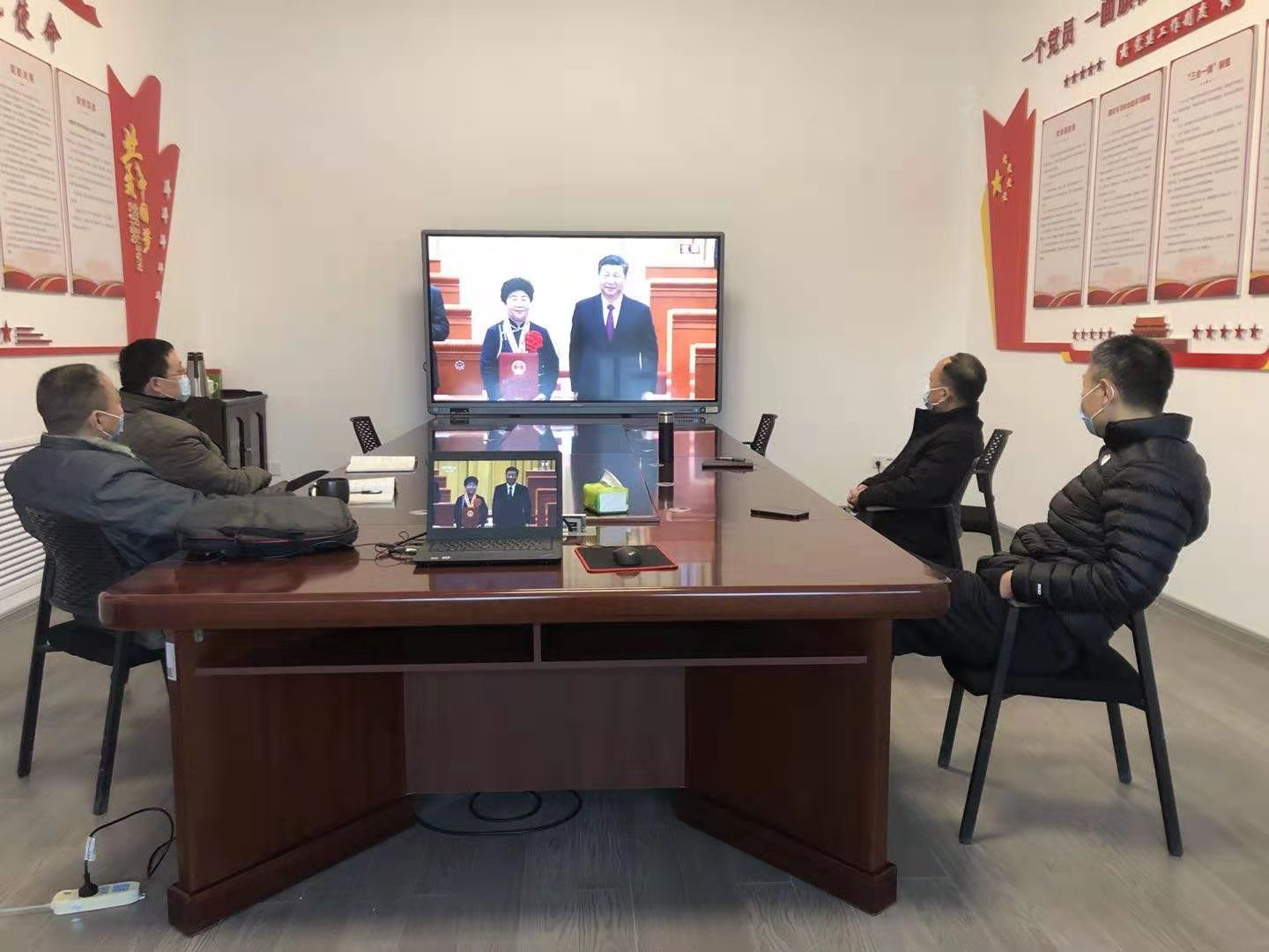 观看脱贫大会.jpg